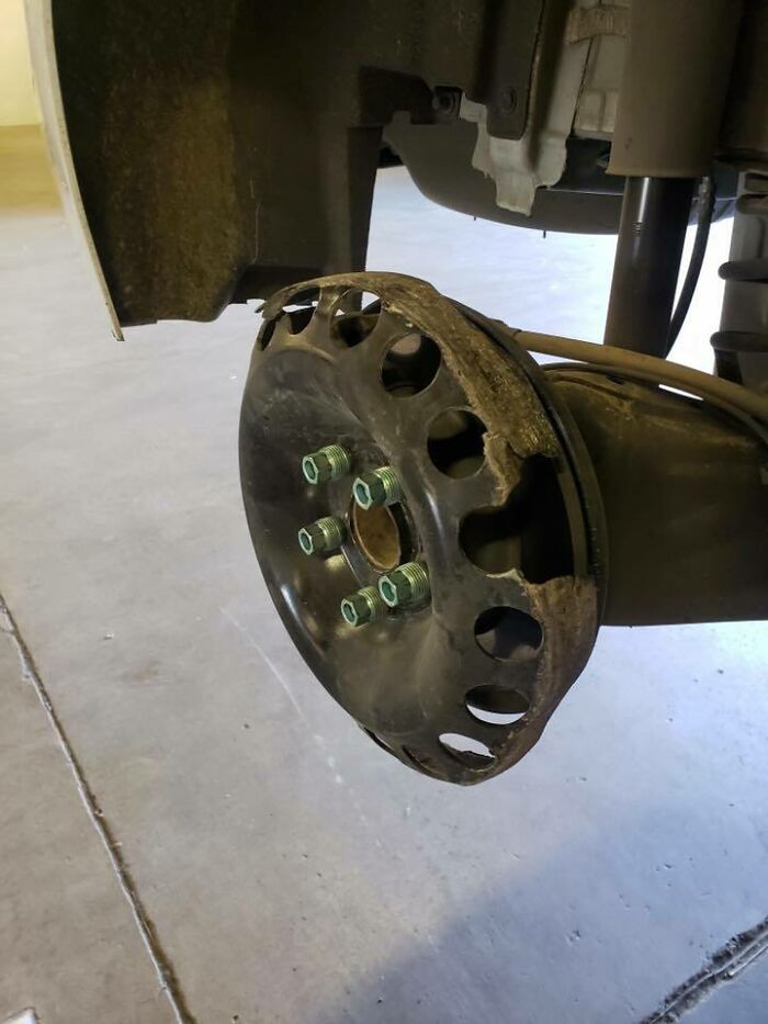 69 Times Car Mechanics Had To Take Pics Of What They Were Dealing With So Others Would Believe Them
