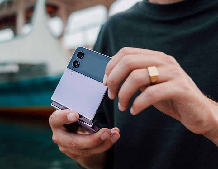 Samsung Brutally Mocks New iPhone Hours After Apple Launches It, And Other Brands Join In