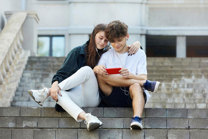 Mom Is Furious Ex Is Letting Stepdaughter Date And Have A “Love Nest” After Her Bio-Dad Said No