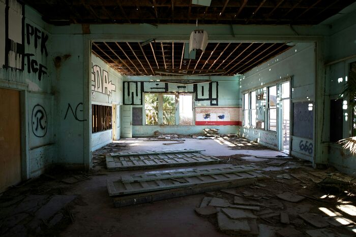 37 Terrifying True Stories From The People Who Work And Explore Beneath Our Feet