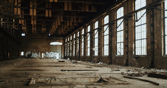 37 Terrifying True Stories From The People Who Work And Explore Beneath Our Feet