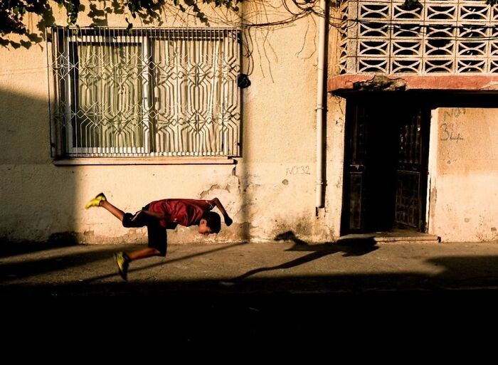 Photographer Melahat Ünel Captures 45 Candid Moments Where Timing Is Everything