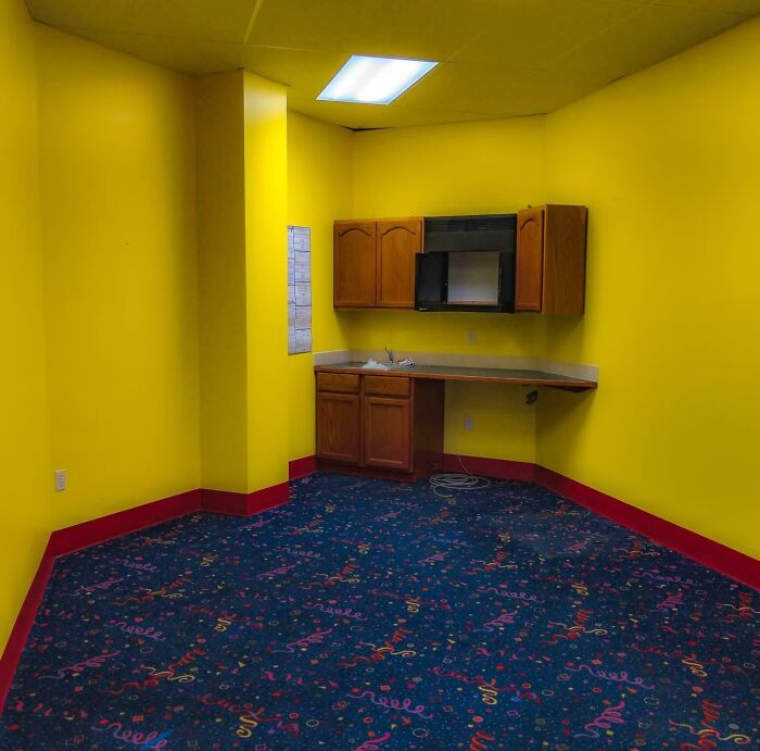 “It Looks Like A Prison And Feels Like One Too”: 60 Of The Worst Break Rooms Ever