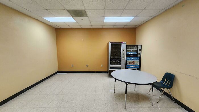 “It Looks Like A Prison And Feels Like One Too”: 60 Of The Worst Break Rooms Ever
