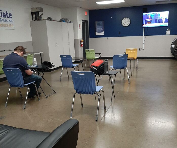 “It Looks Like A Prison And Feels Like One Too”: 60 Of The Worst Break Rooms Ever