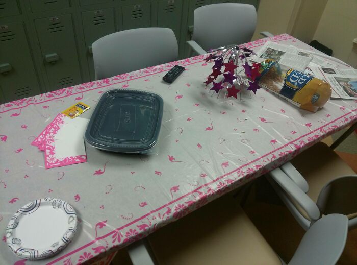 “It Looks Like A Prison And Feels Like One Too”: 60 Of The Worst Break Rooms Ever