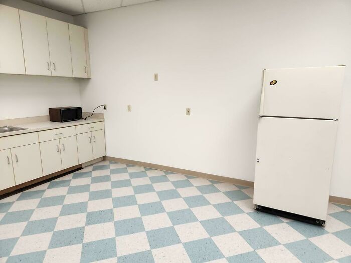 “It Looks Like A Prison And Feels Like One Too”: 60 Of The Worst Break Rooms Ever