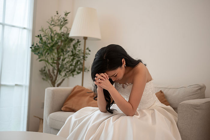 Bride Demands $200 From Friends After “Cheap” Wedding Shower Gifts Sparked Her Wrath