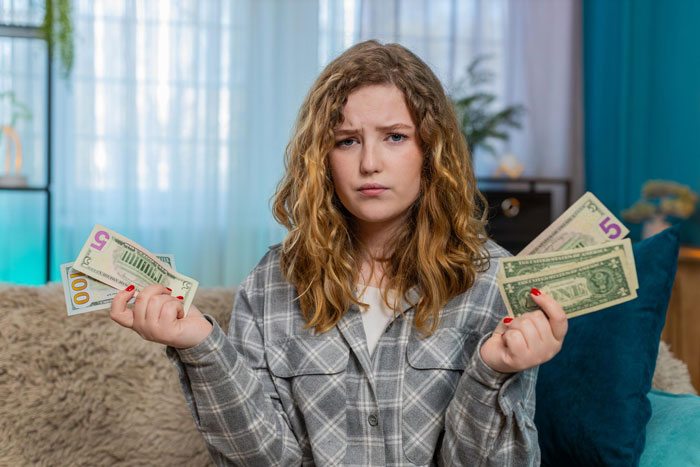 &#8220;She&#8217;s Not Your Friend&#8221;: Lady Feels Guilty Finally Saying No To Friend Who Messages To Get Cash