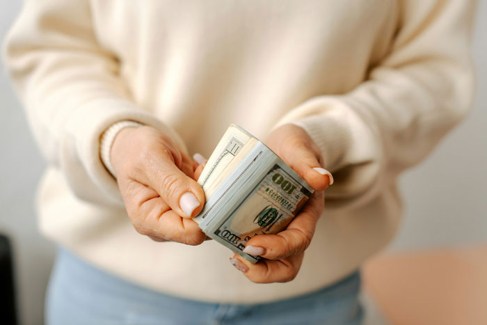 &#8220;She&#8217;s Not Your Friend&#8221;: Lady Feels Guilty Finally Saying No To Friend Who Messages To Get Cash