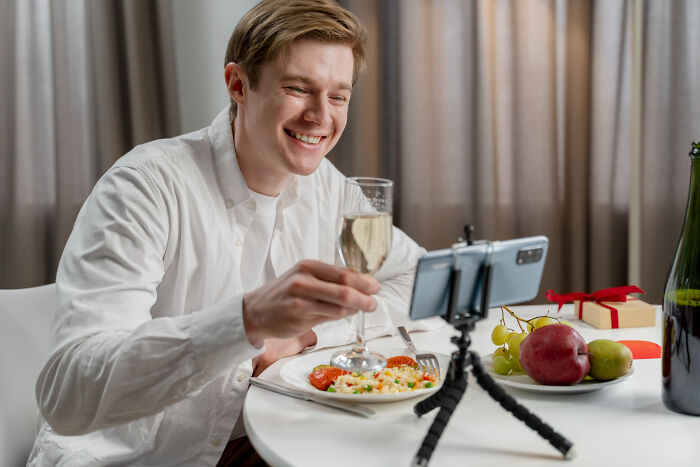 30 Dramatic Stories Of People Who Accidentally Found Their Partner&#8217;s Reddit Posts