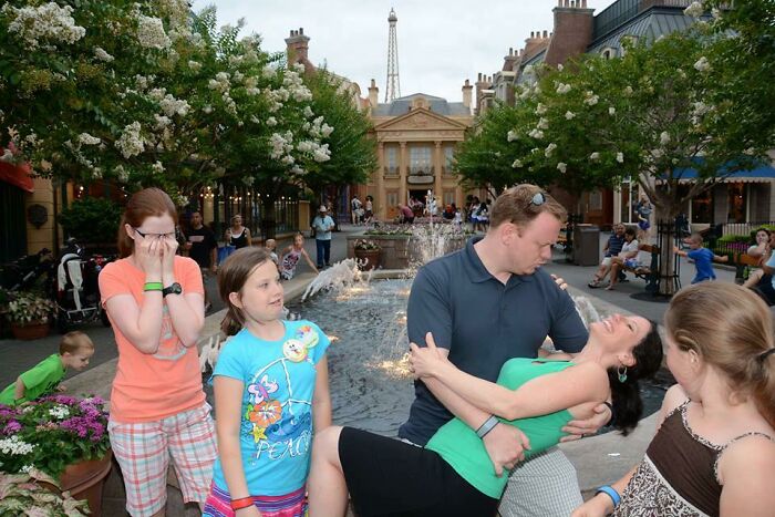 54 Of The Best Photos People Brought Home After A Trip To An Amusement Park