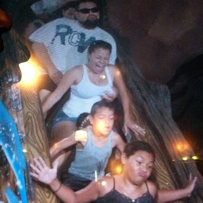 54 Of The Best Photos People Brought Home After A Trip To An Amusement Park