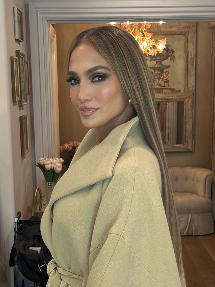 “Who Is This White Lady?”: Fans Mistake Jennifer Lopez For Gwen Stefani In New Look
