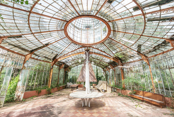 “Secret Gardens”: I Photographed Abandoned Greenhouses Around The World (19 Pics)