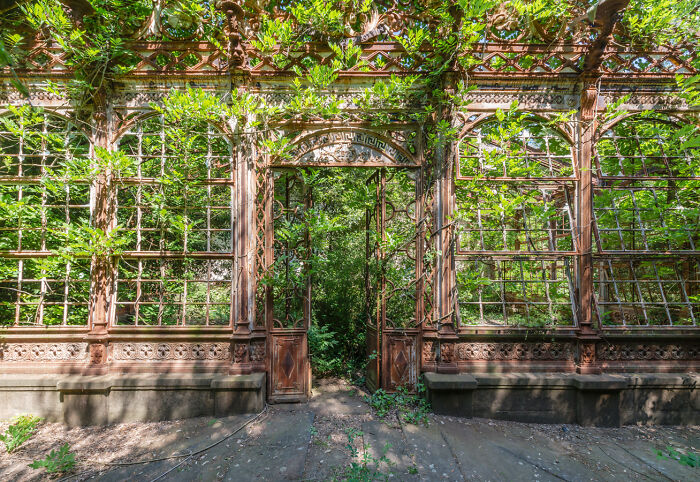 “Secret Gardens”: I Photographed Abandoned Greenhouses Around The World (19 Pics)