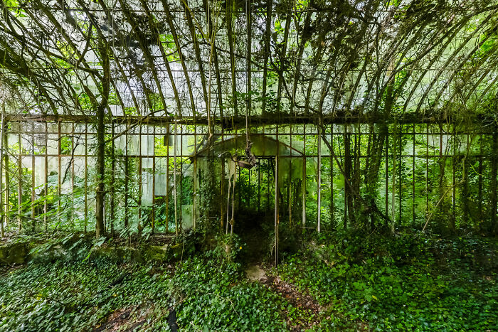 “Secret Gardens”: I Photographed Abandoned Greenhouses Around The World (19 Pics)