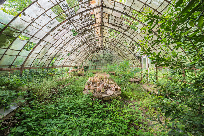 “Secret Gardens”: I Photographed Abandoned Greenhouses Around The World (19 Pics)