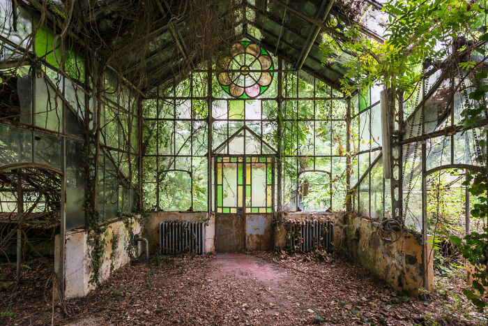 “Secret Gardens”: I Photographed Abandoned Greenhouses Around The World (19 Pics)
