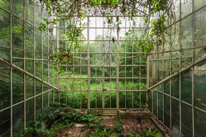 “Secret Gardens”: I Photographed Abandoned Greenhouses Around The World (19 Pics)