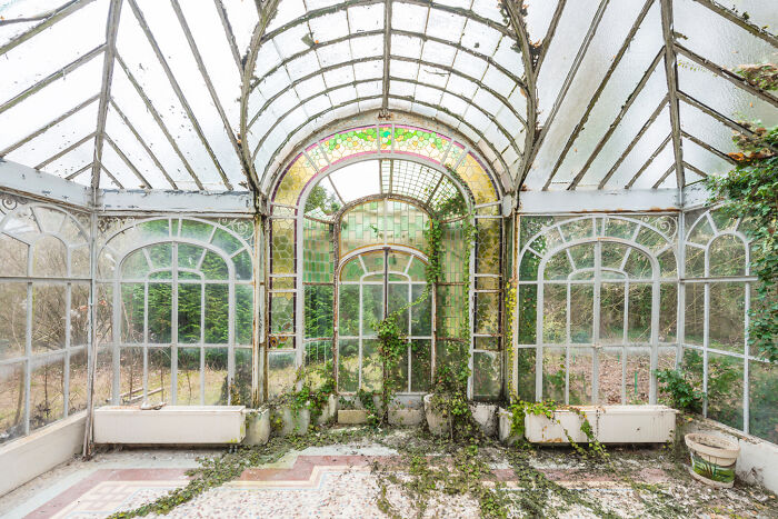 “Secret Gardens”: I Photographed Abandoned Greenhouses Around The World (19 Pics)
