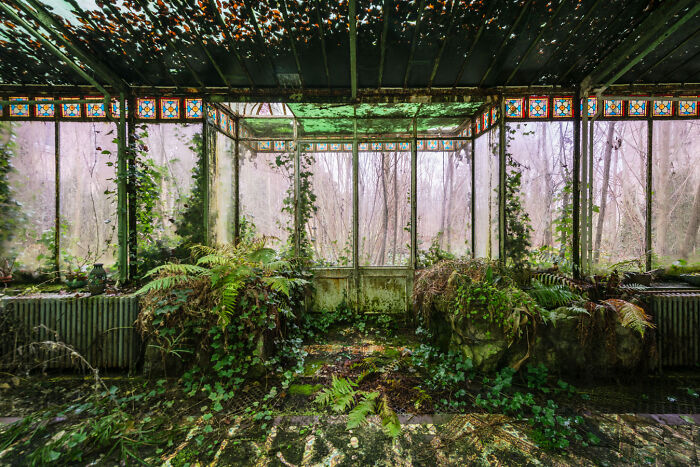 “Secret Gardens”: I Photographed Abandoned Greenhouses Around The World (19 Pics)