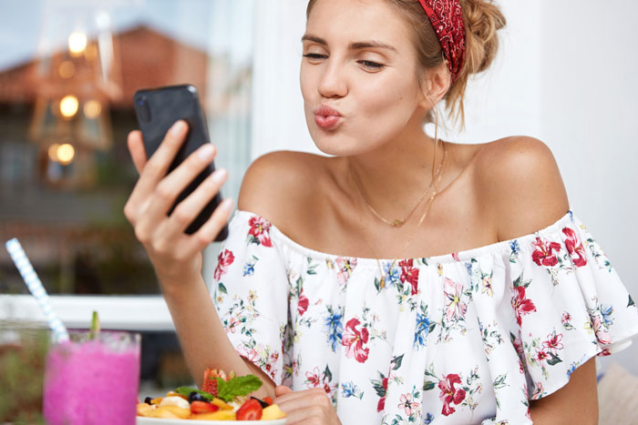 17YO Gets Catfished By Her Own Sibling Who Also Outs Her To Parents, Netizens Horrified