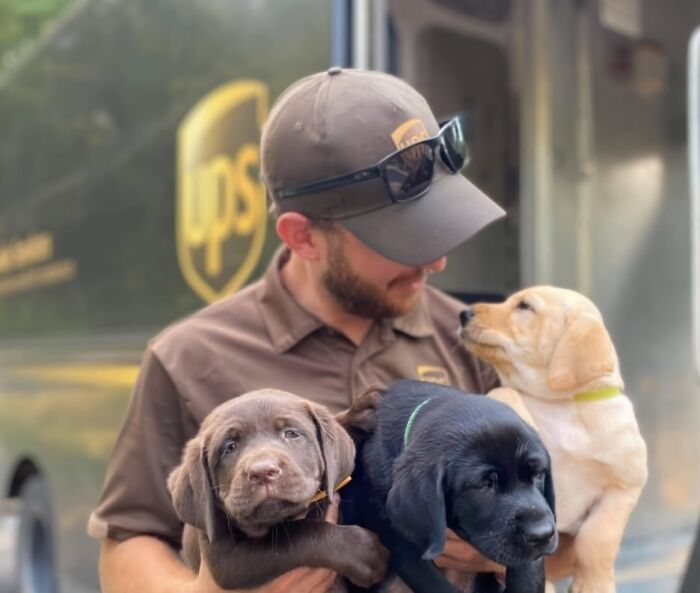 145 Times UPS Drivers Met Adorable Pets And Couldn’t Help But Brag (New Pics)