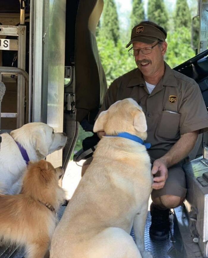 145 Times UPS Drivers Met Adorable Pets And Couldn’t Help But Brag (New Pics)