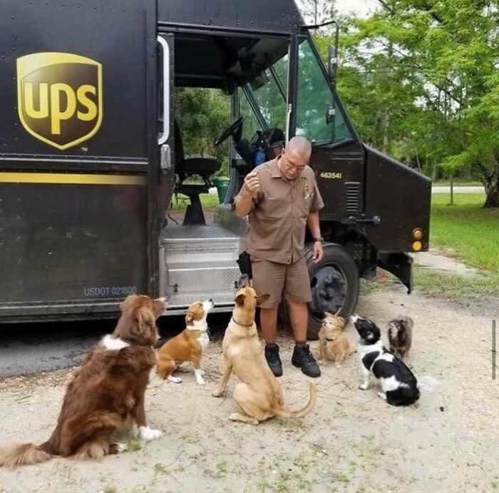 145 Times UPS Drivers Met Adorable Pets And Couldn’t Help But Brag (New Pics)