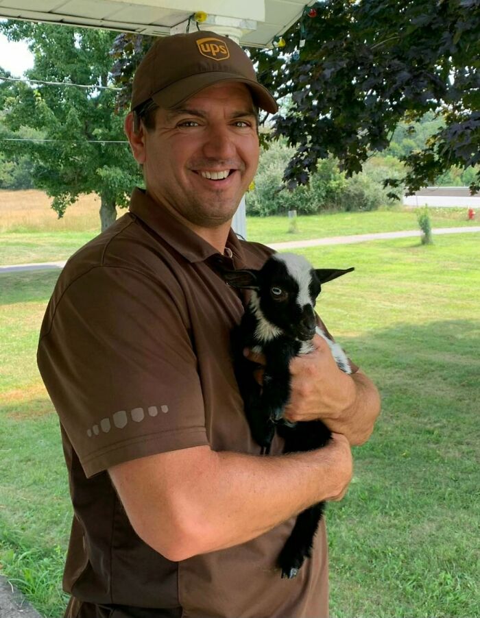 145 Times UPS Drivers Met Adorable Pets And Couldn’t Help But Brag (New Pics)