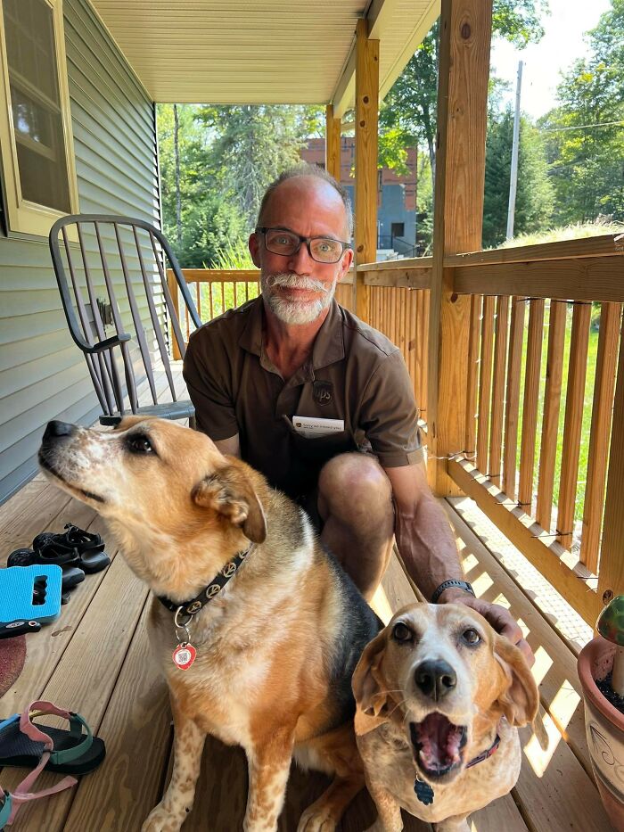 145 Times UPS Drivers Met Adorable Pets And Couldn’t Help But Brag (New Pics)