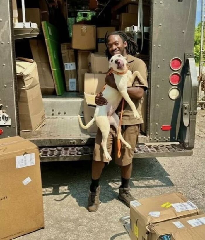 145 Times UPS Drivers Met Adorable Pets And Couldn’t Help But Brag (New Pics)
