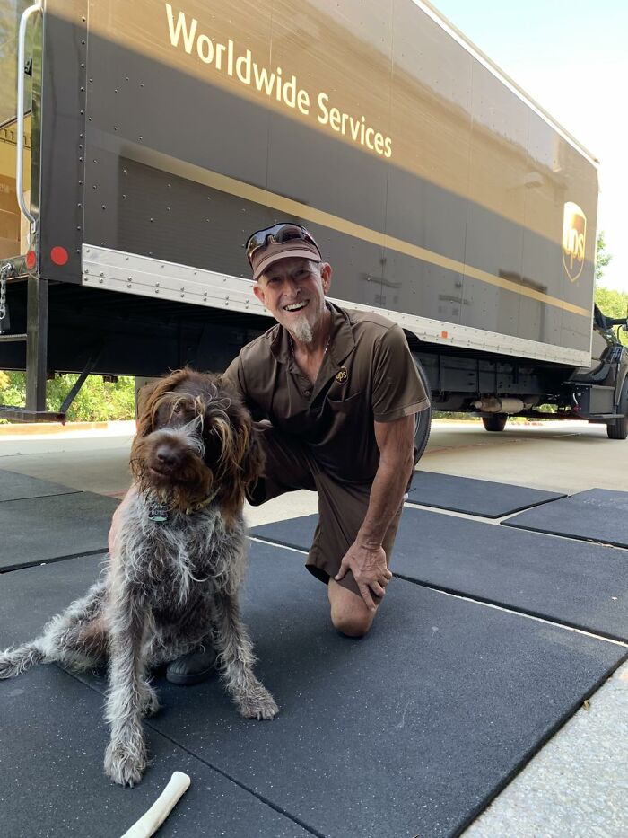 145 Times UPS Drivers Met Adorable Pets And Couldn’t Help But Brag (New Pics)