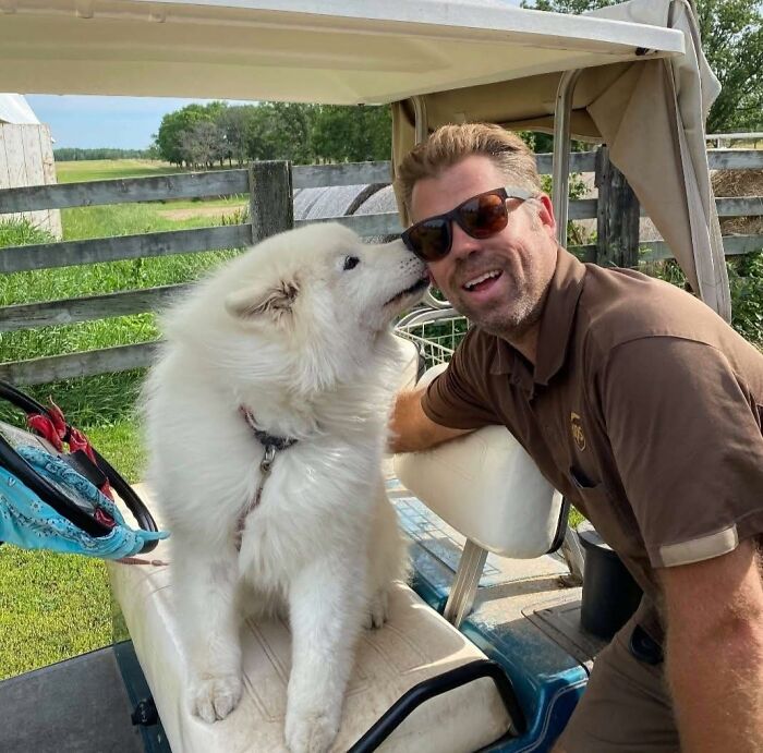145 Times UPS Drivers Met Adorable Pets And Couldn’t Help But Brag (New Pics)