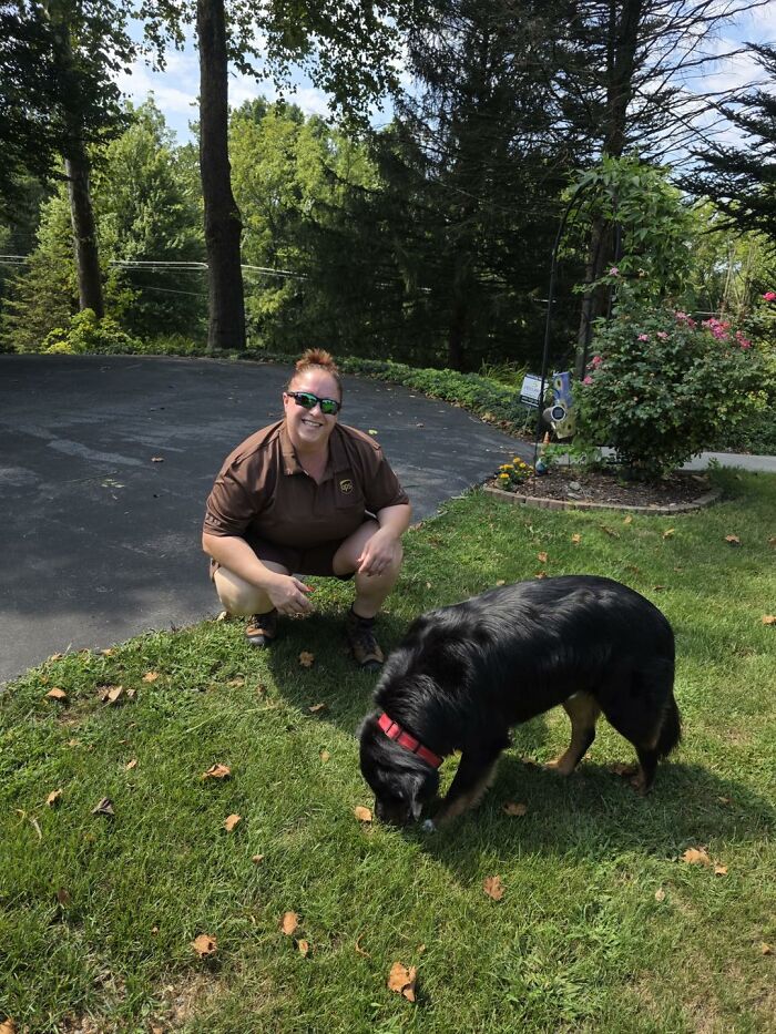 145 Times UPS Drivers Met Adorable Pets And Couldn’t Help But Brag (New Pics)