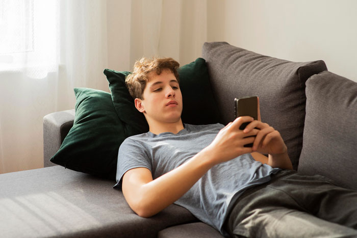 17YO Rejects Mom&#8217;s New Relationship With Nemesis’ Dad, Cuts Contact And Stays Permanently With Dad