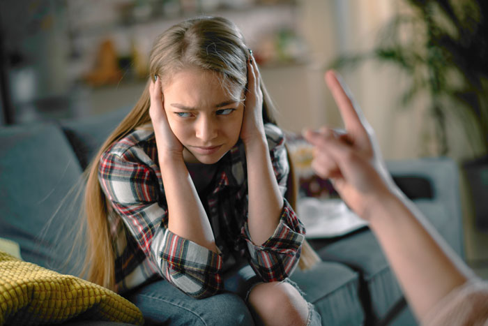 Dad Pulls Funding For 17YO’s Trip After She Picks Friend’s Farewell Party Over Babysitting Siblings