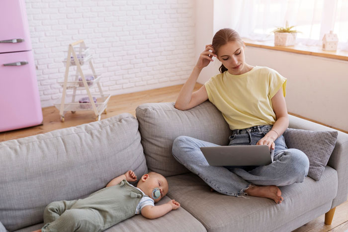 Dad Pulls Funding For 17YO’s Trip After She Picks Friend’s Farewell Party Over Babysitting Siblings