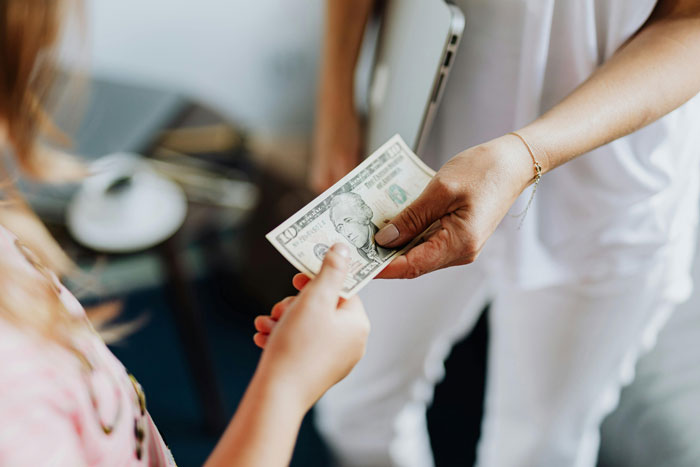 Dad Pulls Funding For 17YO’s Trip After She Picks Friend’s Farewell Party Over Babysitting Siblings