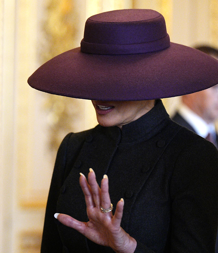 &#8220;How Many Royals Does It Take To Change A Light Bulb?&#8221;: Melania Trump&#8217;s UK Look Brutally Roasted