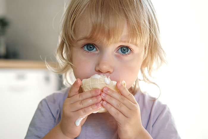 Mom Threatens To Sue Food Stall After They Give Her Child A Sample That Contains Nuts