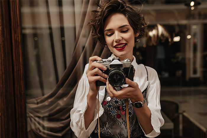 Man Catches A Friend Stealing His BF’s Camera, Confronts Her Only To Discover Her True Colors