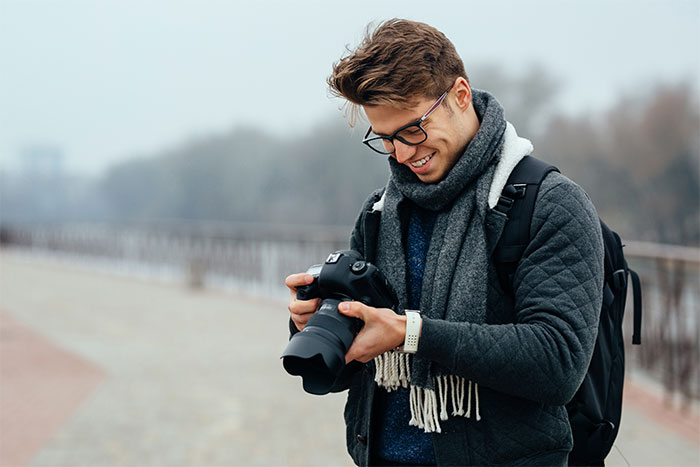 Man Catches A Friend Stealing His BF’s Camera, Confronts Her Only To Discover Her True Colors