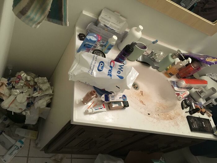 74 Enraging Photos That Show What Awful Roommates People Have To Deal With