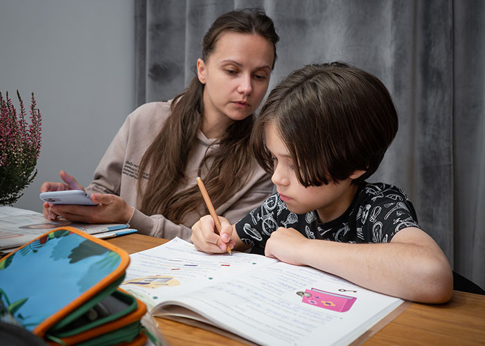 Eldest Daughter Raises 7 Siblings And Doesn’t Even Get A ‘Thank You’, Refuses To Share Her Wealth