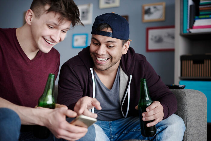 25 Hilarious Stories Of Innocent People Incriminating Themselves For No Reason At All