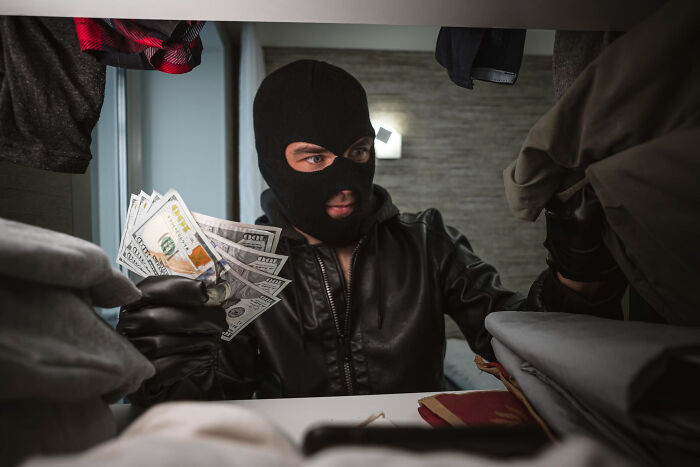 25 Hilarious Stories Of Innocent People Incriminating Themselves For No Reason At All
