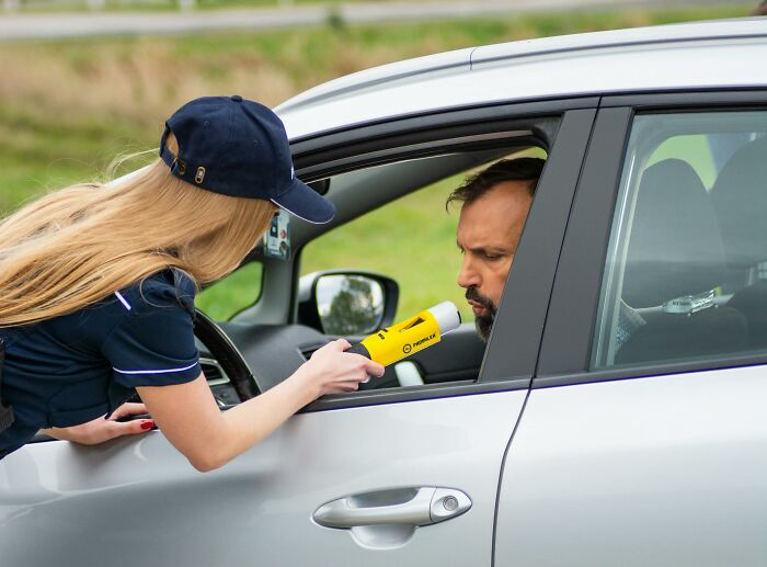 25 Hilarious Stories Of Innocent People Incriminating Themselves For No Reason At All