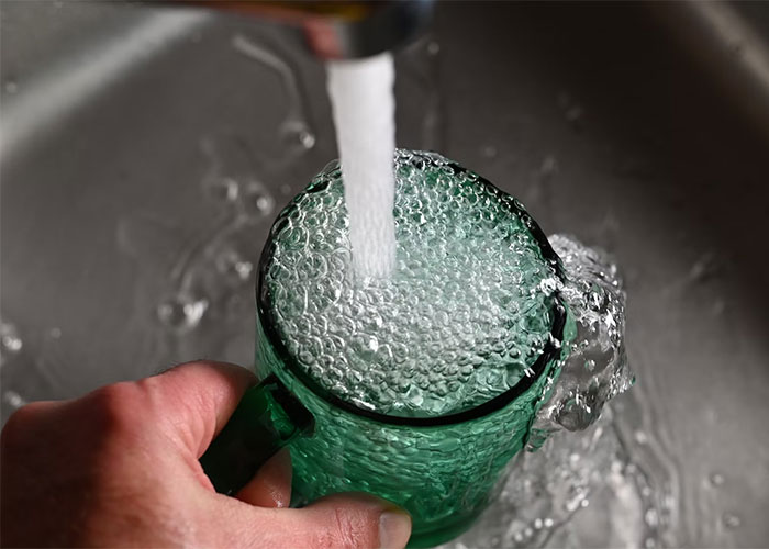 Weird Waitress Annoys Customer By Repeating “It’s Very Hydrating” When He Asks For Tap Water